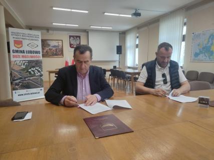 Wójt podczas podpisywania umowy